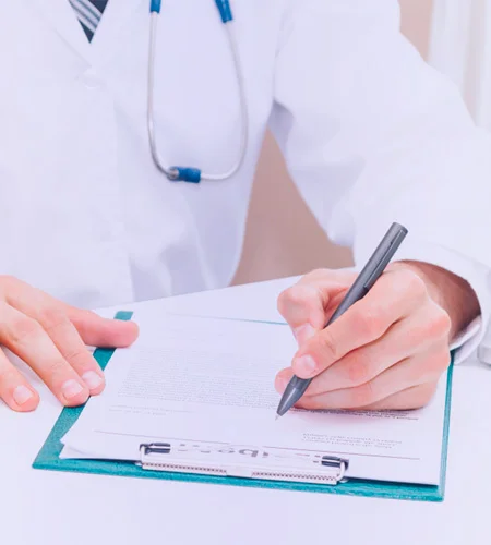 Врач делает записи